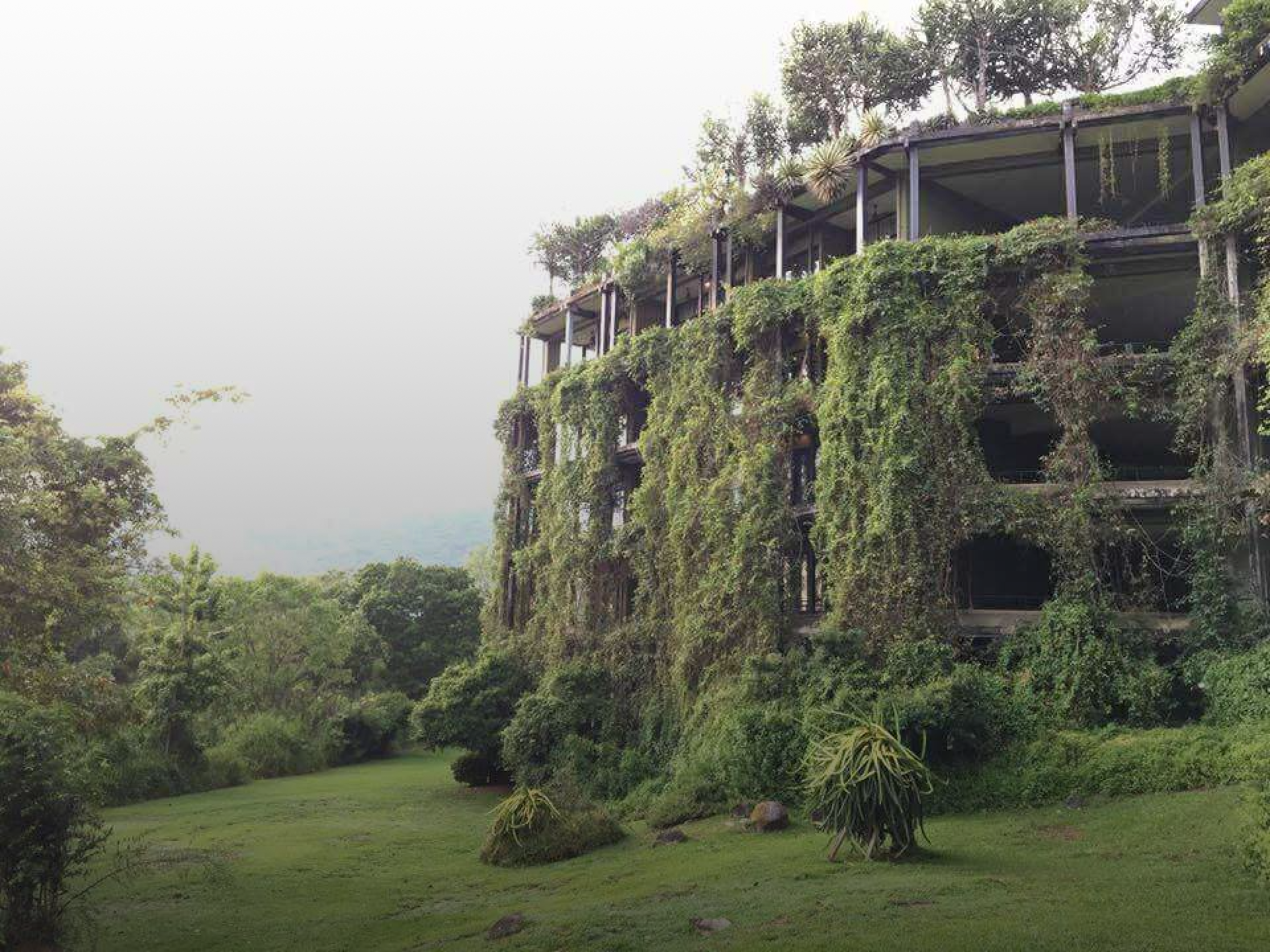 ホテルの、いや建築の先生「Heritance Kandalama」